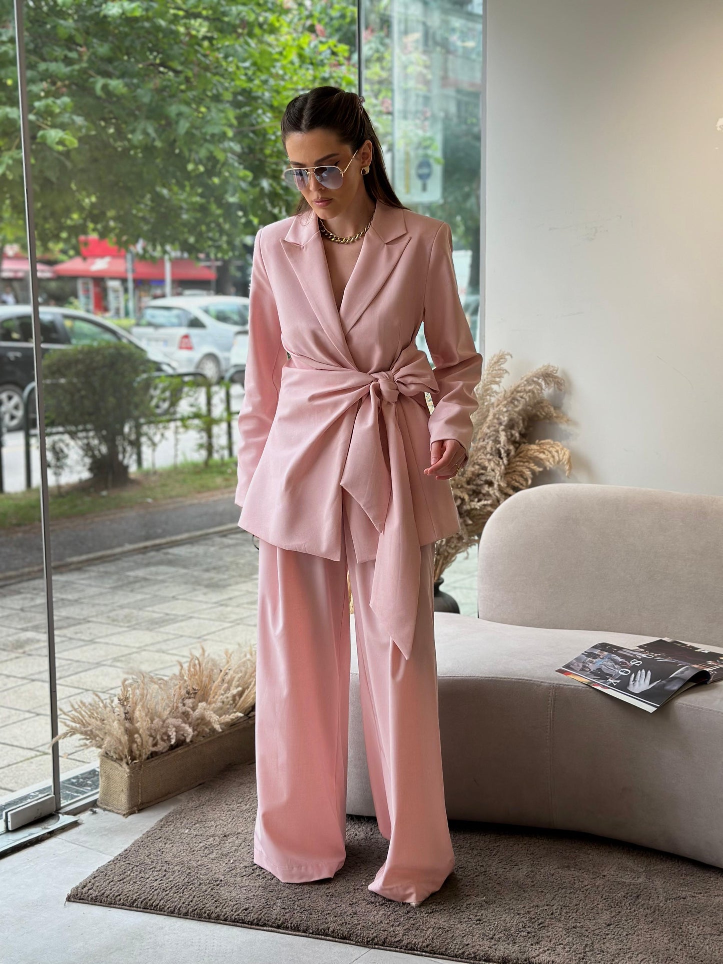 Kostum roze me lidhje