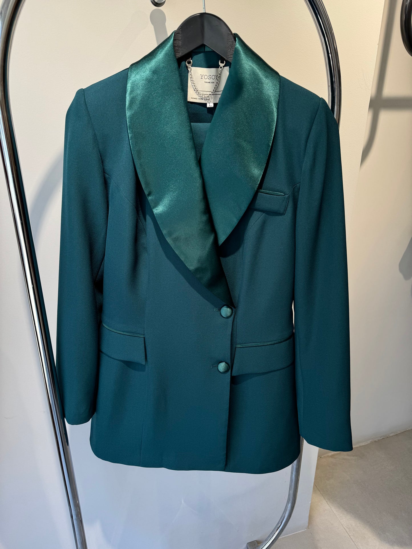 Kostum me jakë saten