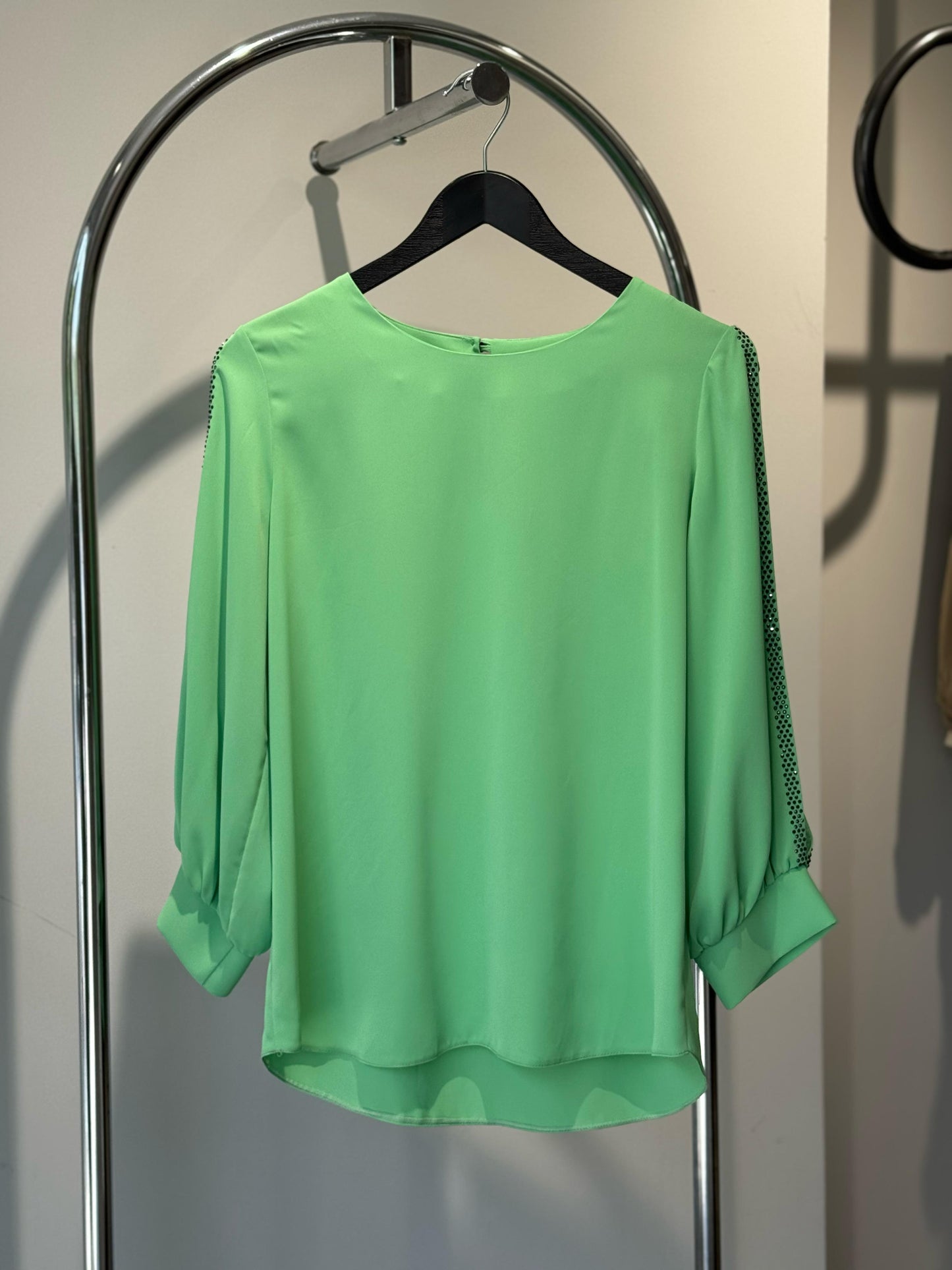 Bluzë jeshile | mëngë të çara