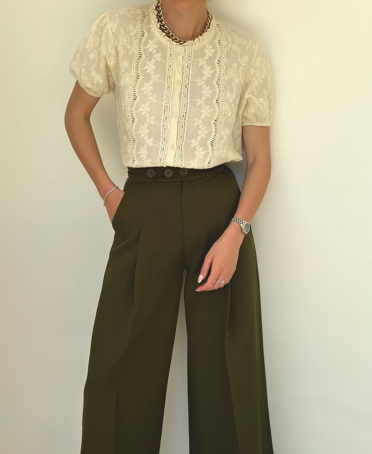 Këmishë e qëndisur me dantellë