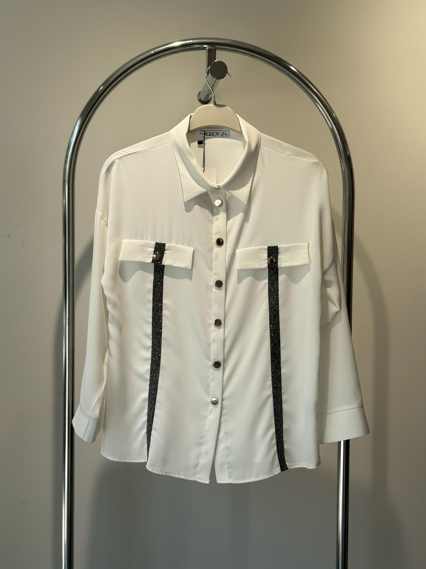 Këmishë e bardhë me dy vija